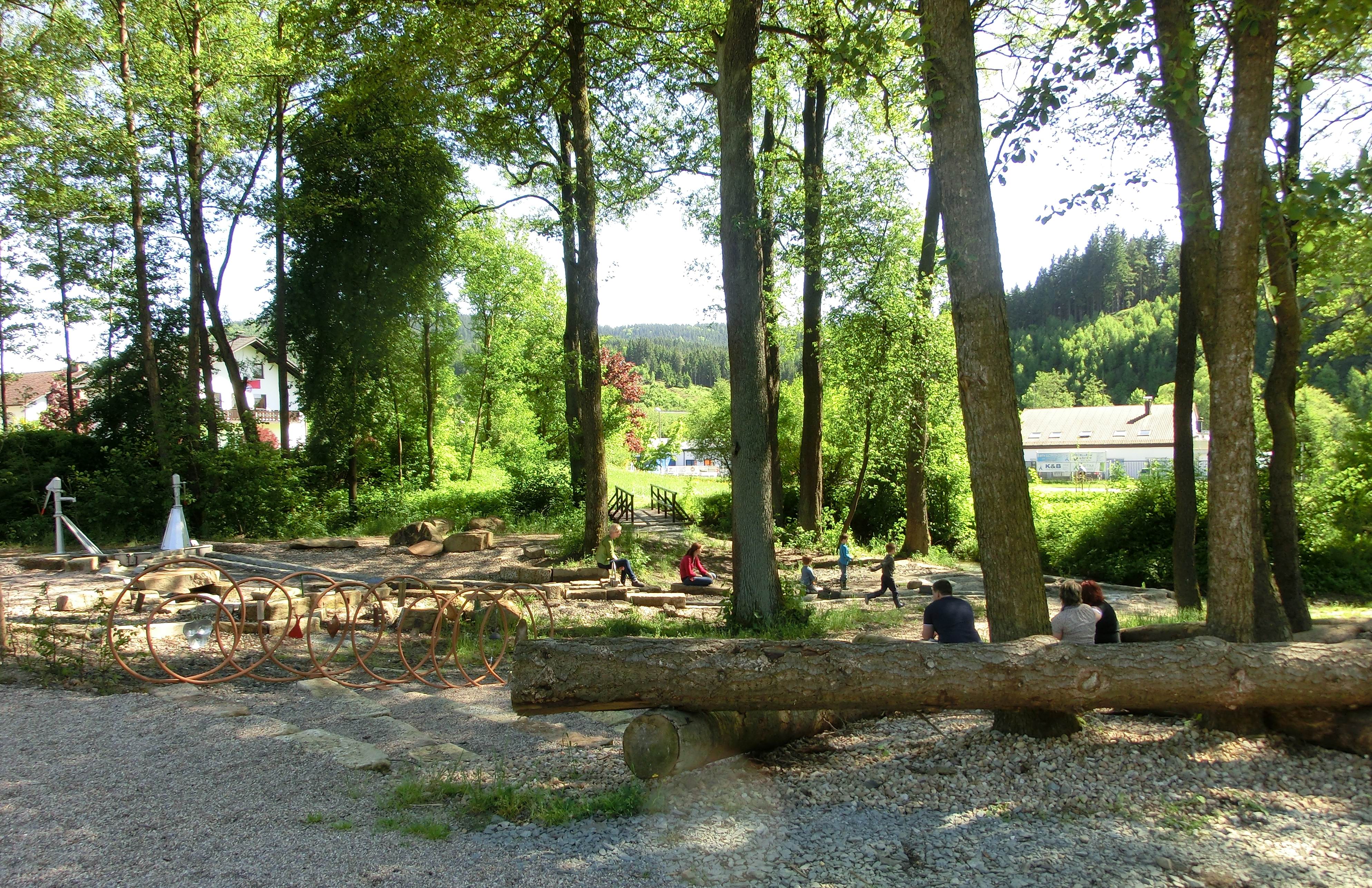 Wasser und Holz - Spielen in der Natur